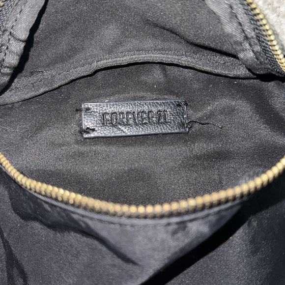 Forever 21 Black One Pocket Fanny Pack - Picture 3 of 3